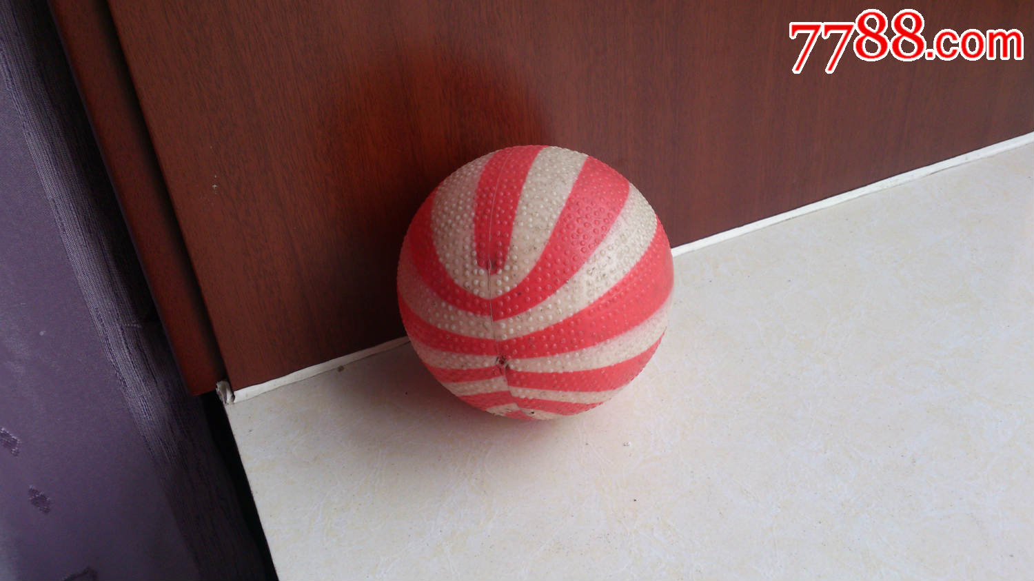 怀旧经典收藏八十年代儿童玩具红白相间条文塑料小皮球玩具