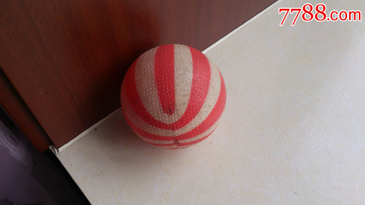 怀旧经典收藏八十年代儿童玩具红白相间条文塑料小皮球玩具