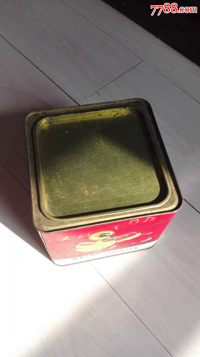 怀旧经典收藏七十年代可爱小鸭子图案红色铁皮老饼干盒