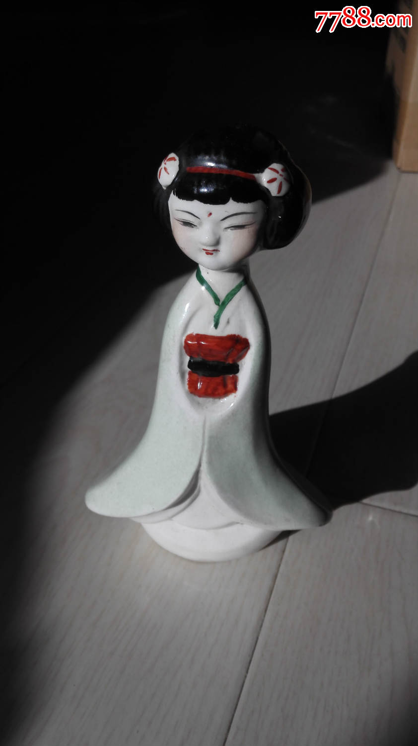 怀旧经典收藏七八十年代白瓷日本小侍女瓷人摆件高18.5厘米