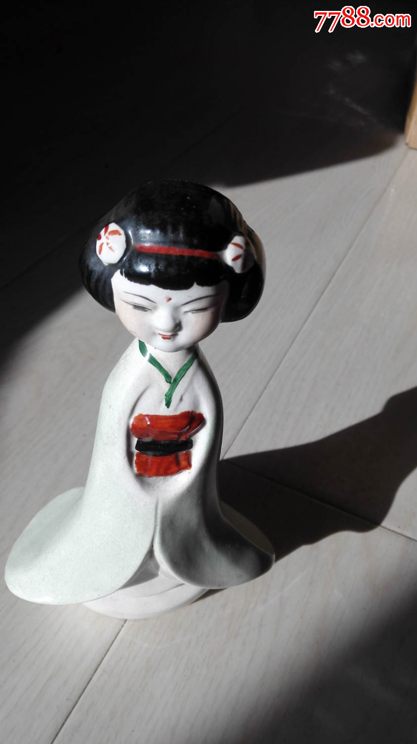 怀旧经典收藏七八十年代白瓷日本小侍女瓷人摆件高18.5厘米