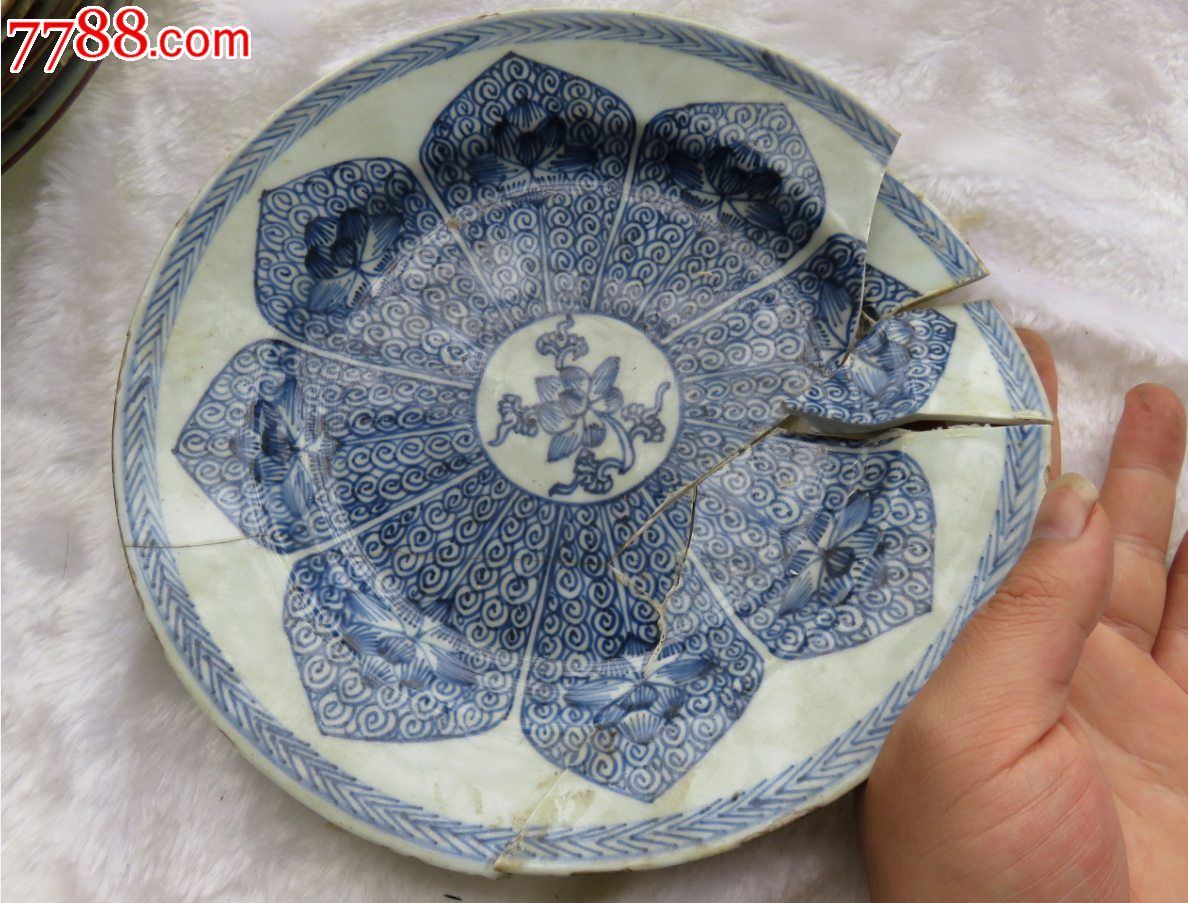 清雍正缠丝纹八瓣莲花外销青花瓷盘