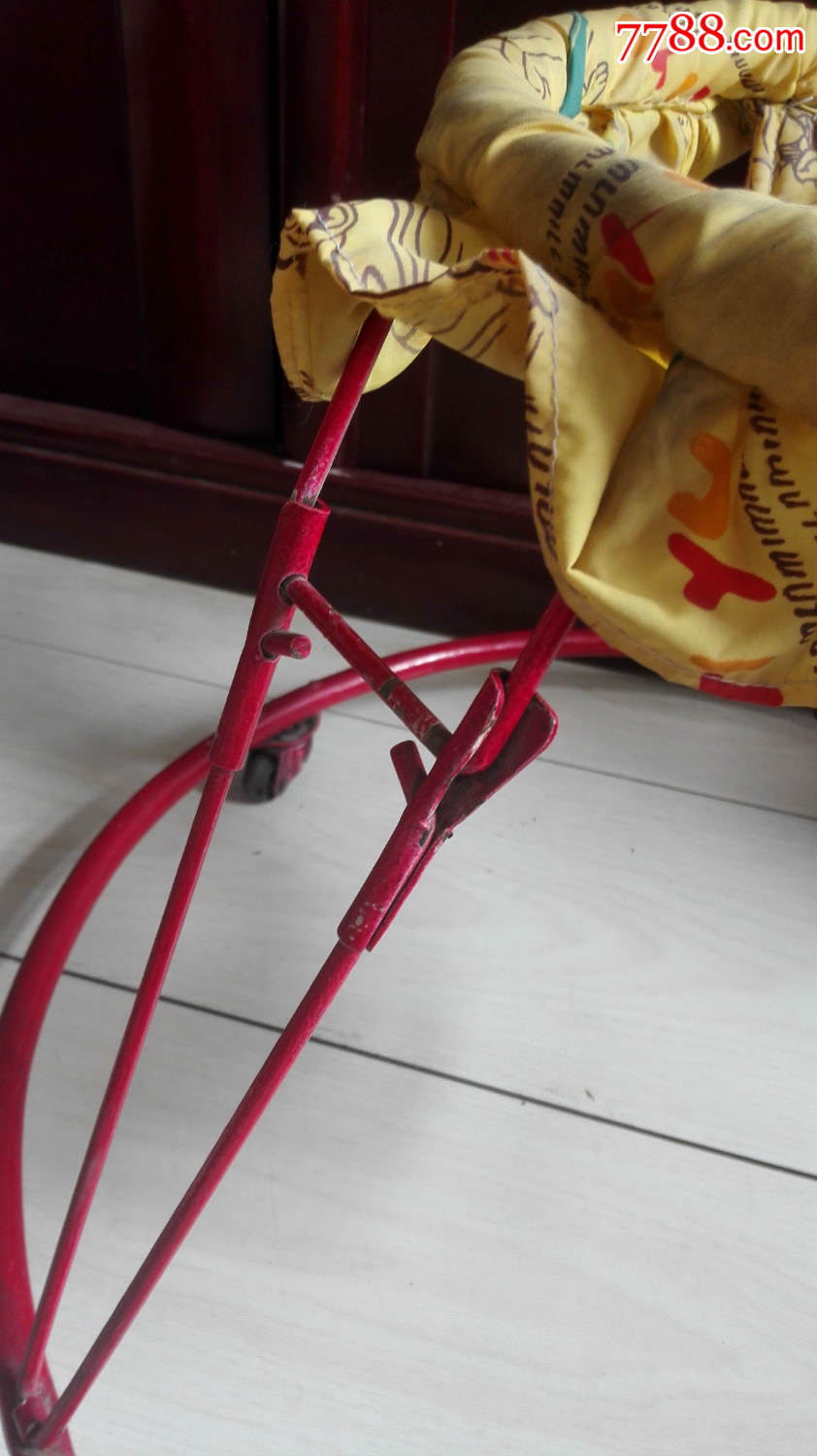 怀旧经典收藏七八十年代红色铁皮折叠宝宝学步车