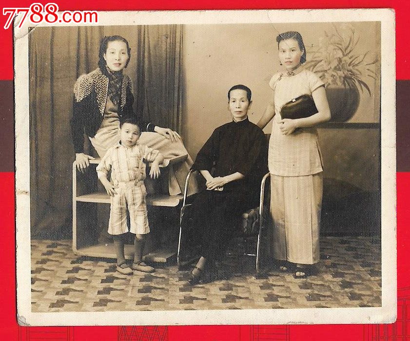 民国老华侨照片【妇女家庭合照-----面和嘴唇手工上色】一张.少见.