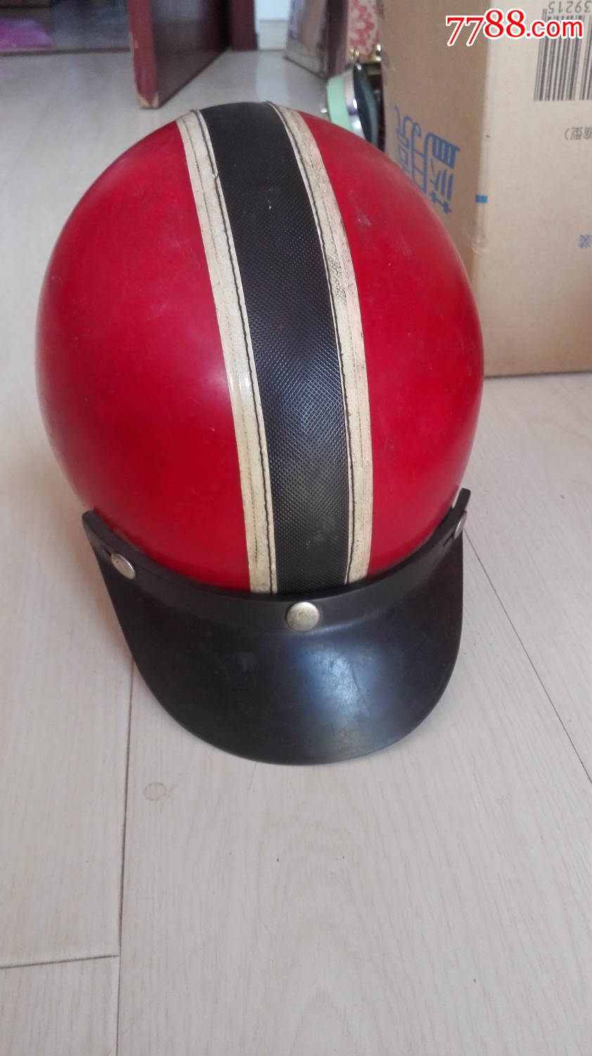 怀旧经典收藏红色头盔帽子