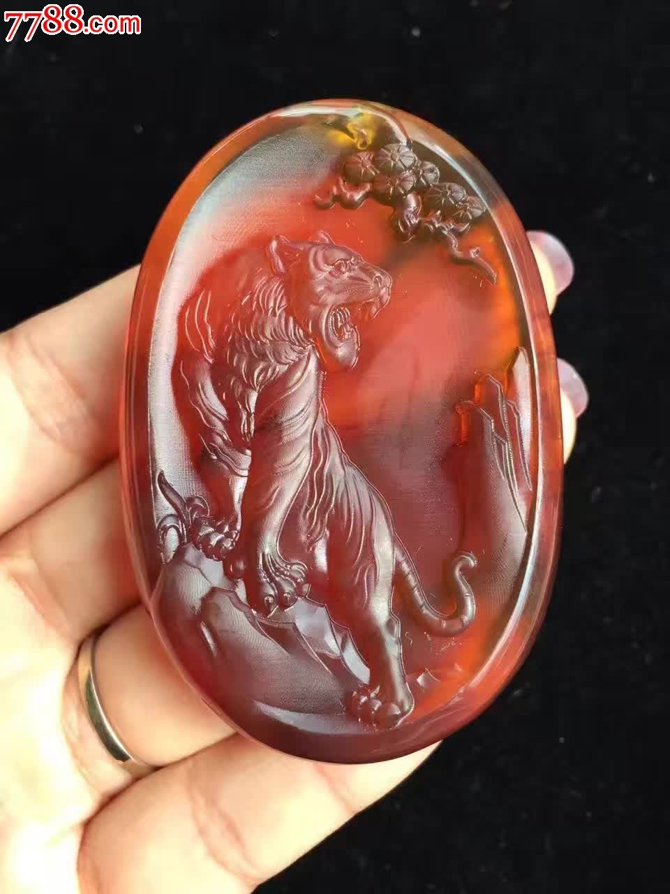 金棕上山虎珀体饱满干